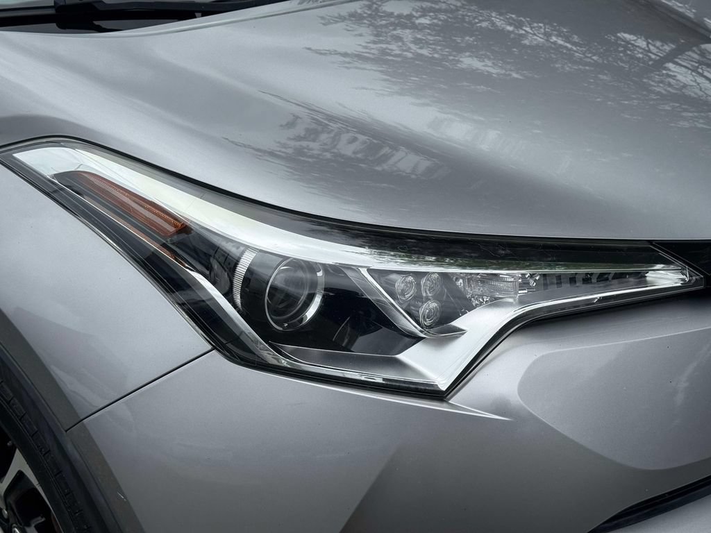 Used 2019 Toyota C-HR XLE FWD image 8