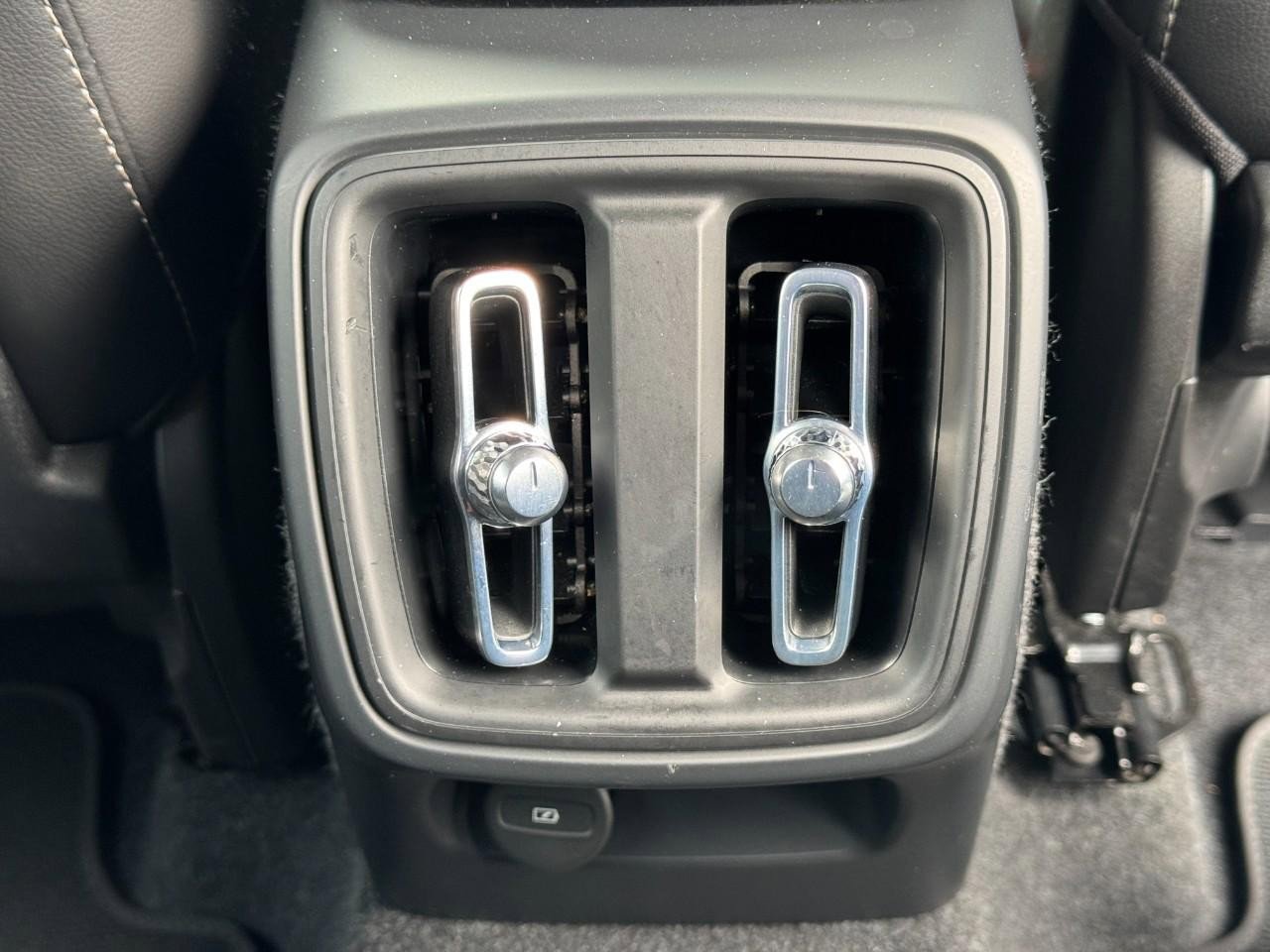 Used 2022 Volvo XC40 T4 Momentum image 17