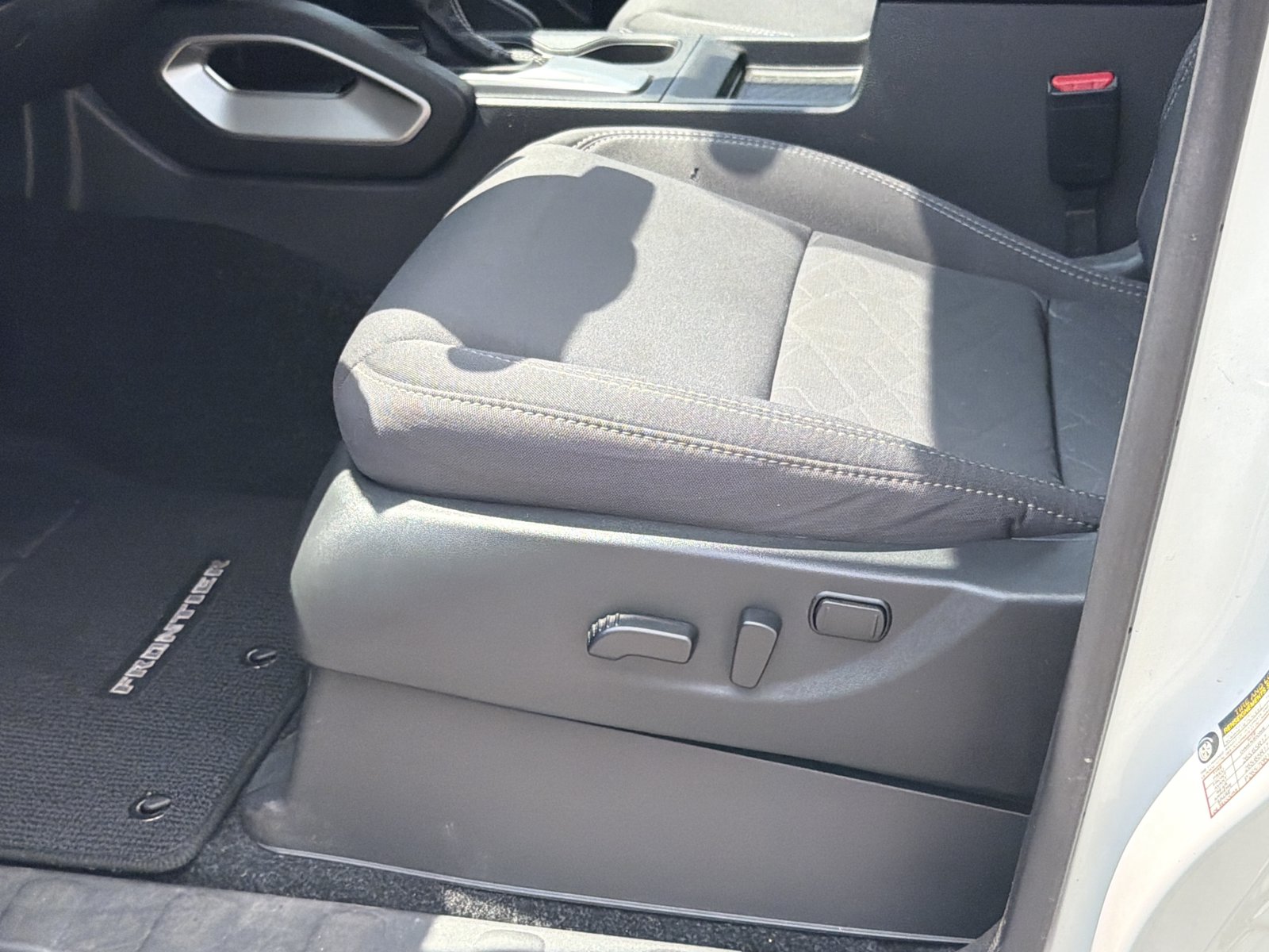 Used 2025 Nissan Frontier SV RWD image 15