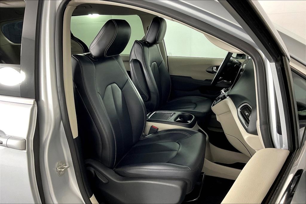 Used 2024 Chrysler Pacifica Touring-L image 10