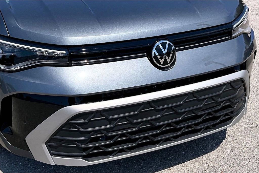 Certified 2025 Volkswagen Taos SE w/ Panoramic Sunroof Package image 11