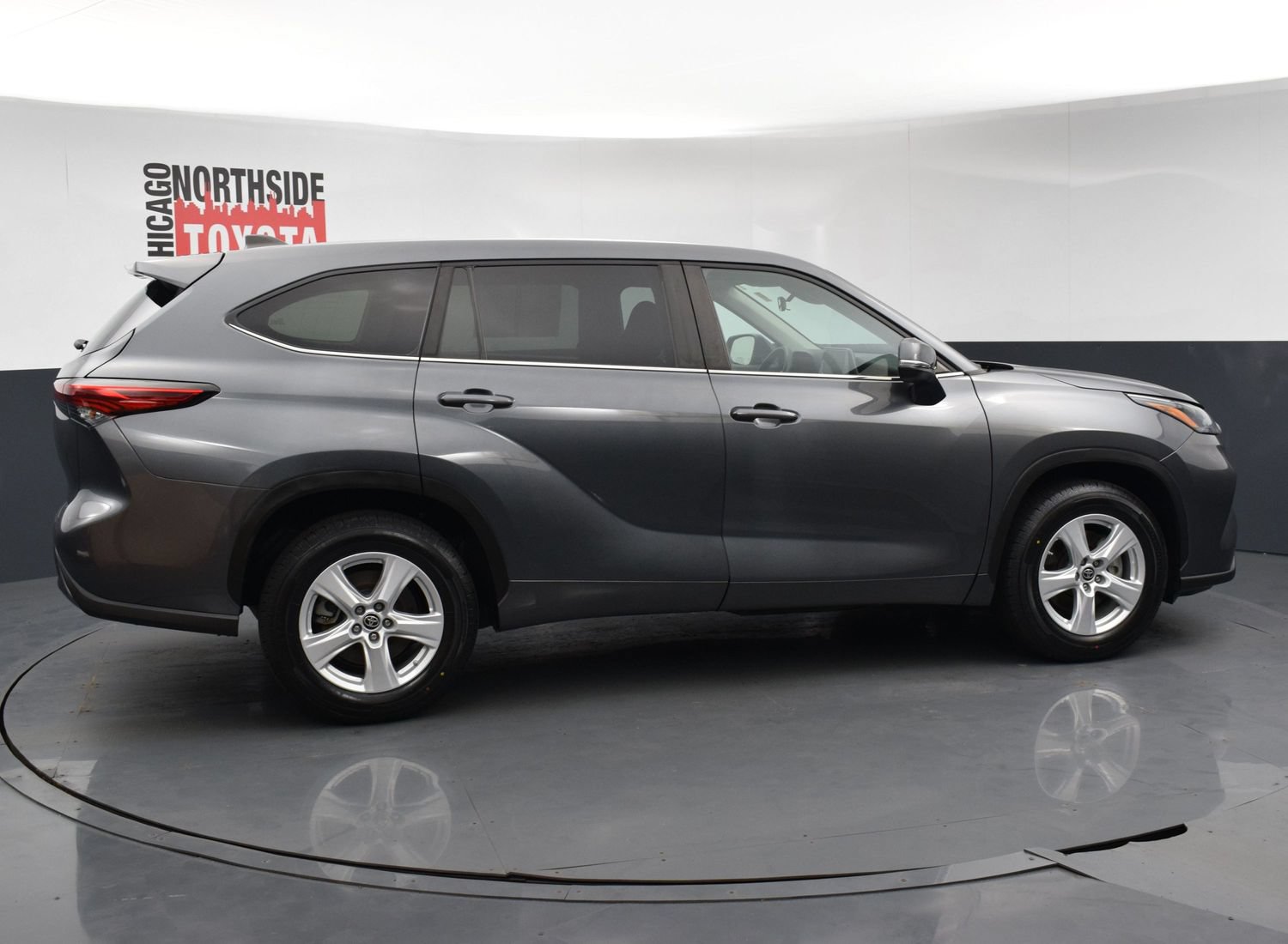 Used 2023 Toyota Highlander L FWD image 5