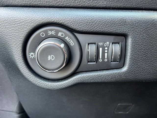Used 2025 Chrysler Pacifica Select w/ Uconnect Theater Family Group AWD/4WD image 10