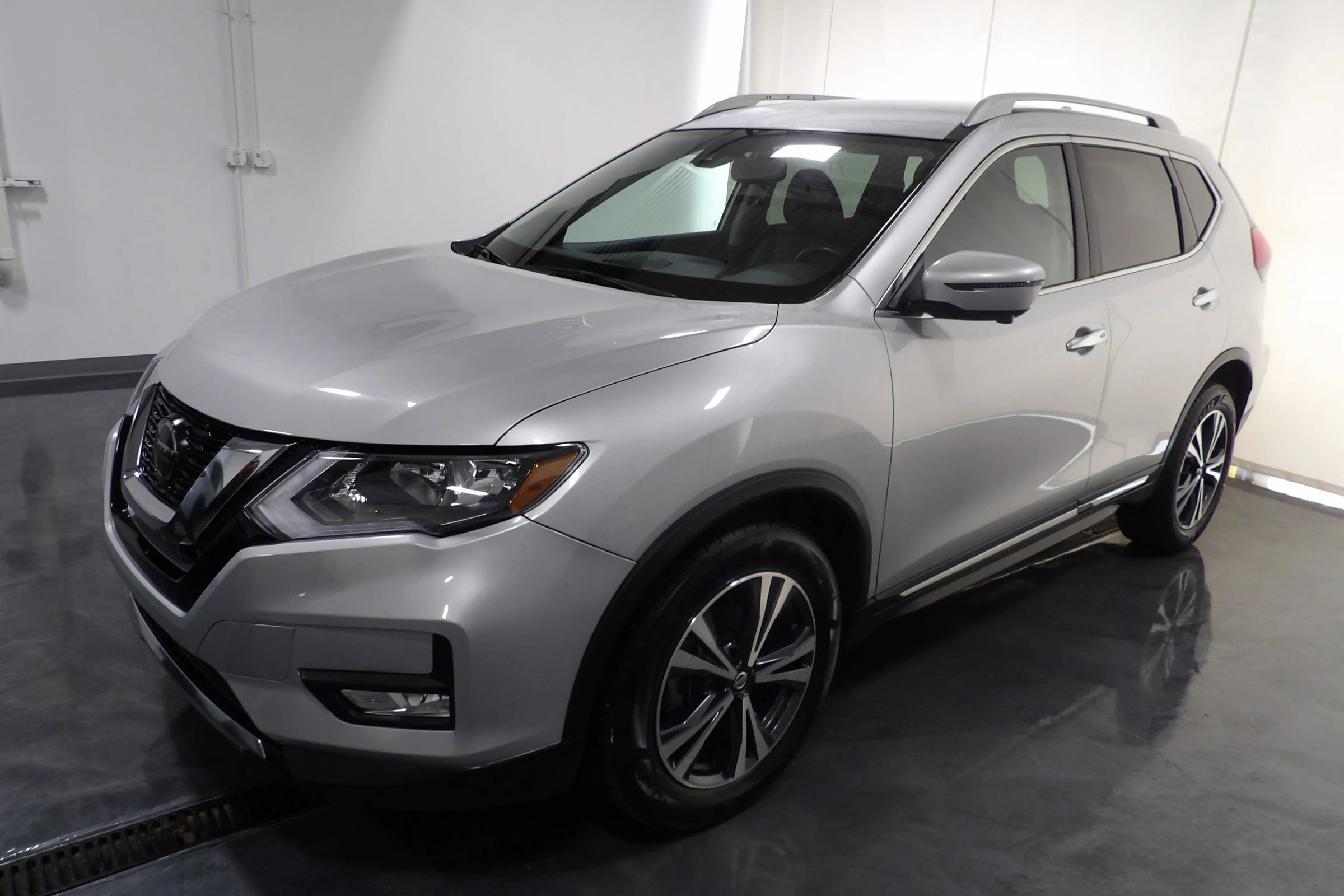 Used 2018 Nissan Rogue SL AWD/4WD image 3