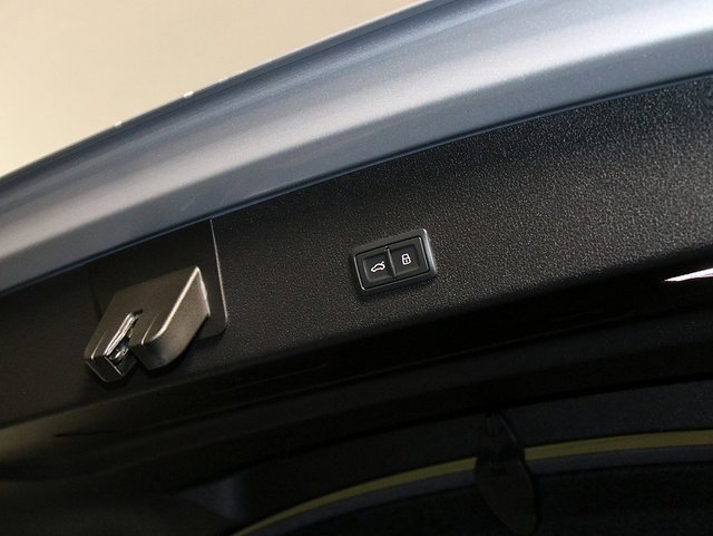 Used 2023 Audi e-tron Premium Plus w/ Premium Plus Package image 32