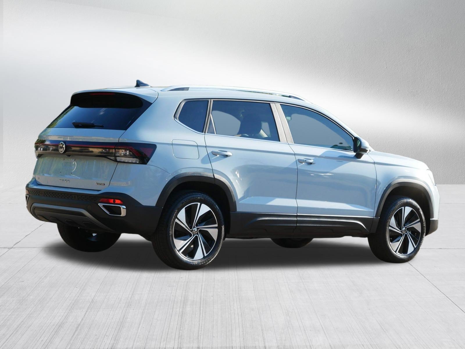 Used 2025 Volkswagen Taos SE w/ Panoramic Sunroof Package AWD/4WD image 7