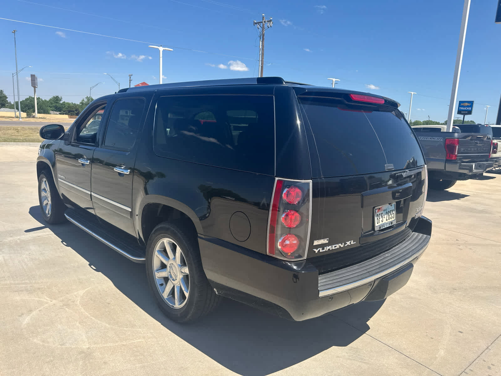 Used 2010 GMC Yukon XL Denali RWD image 2