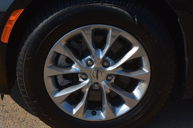 Used 2021 Chrysler Pacifica Touring-L AWD/4WD image 9