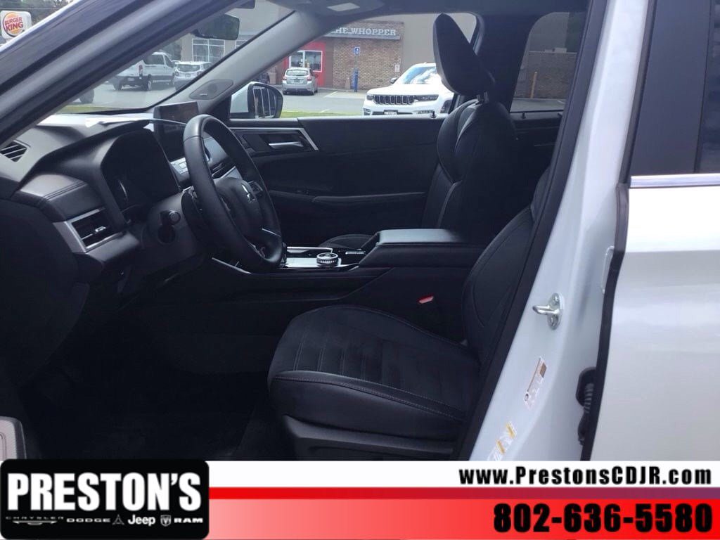 Used 2025 Mitsubishi Outlander AWD image 11