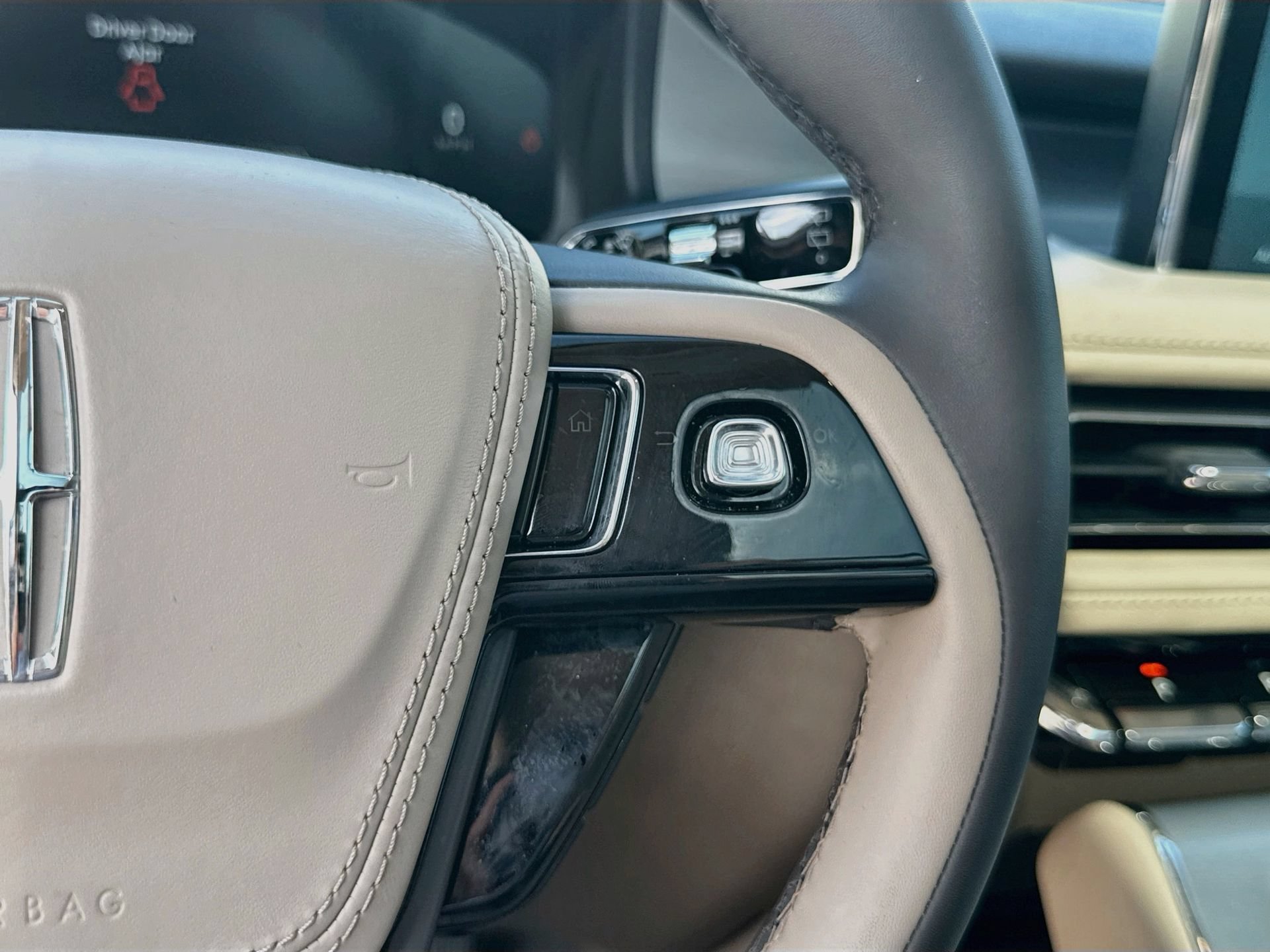 Used 2023 Lincoln Aviator 2WD w/ Premium Package image 40