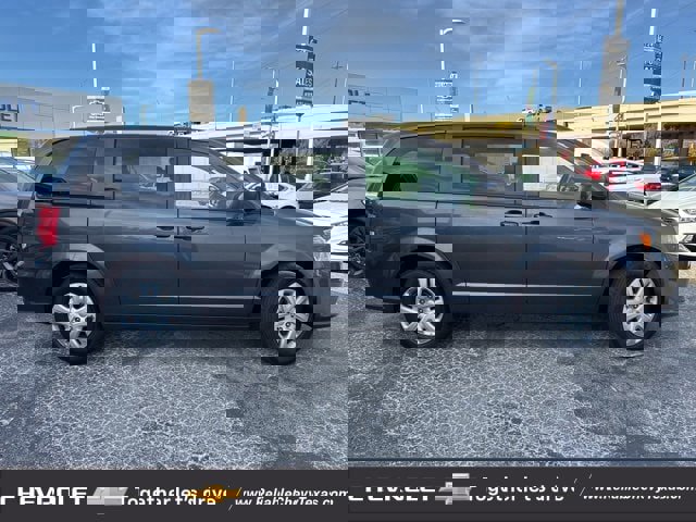 Used 2018 Dodge Grand Caravan SE w/ UConnect Hands-Free Group image 9