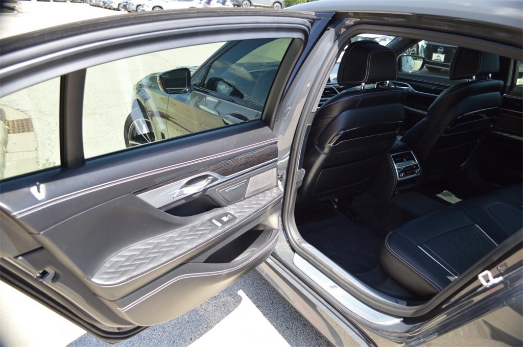 Used 2021 BMW 750i xDrive w/ M Sport Package image 32