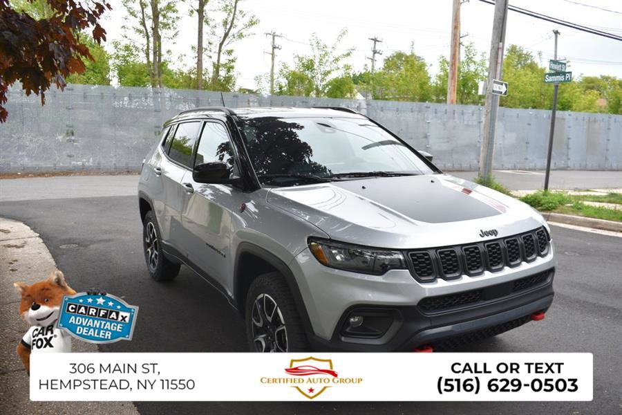 Used 2025 Jeep Compass Trailhawk AWD/4WD image 4