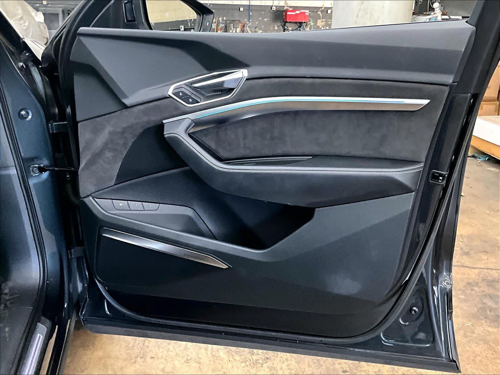 Used 2019 Audi e-tron Prestige w/ Prestige Package AWD/4WD image 28