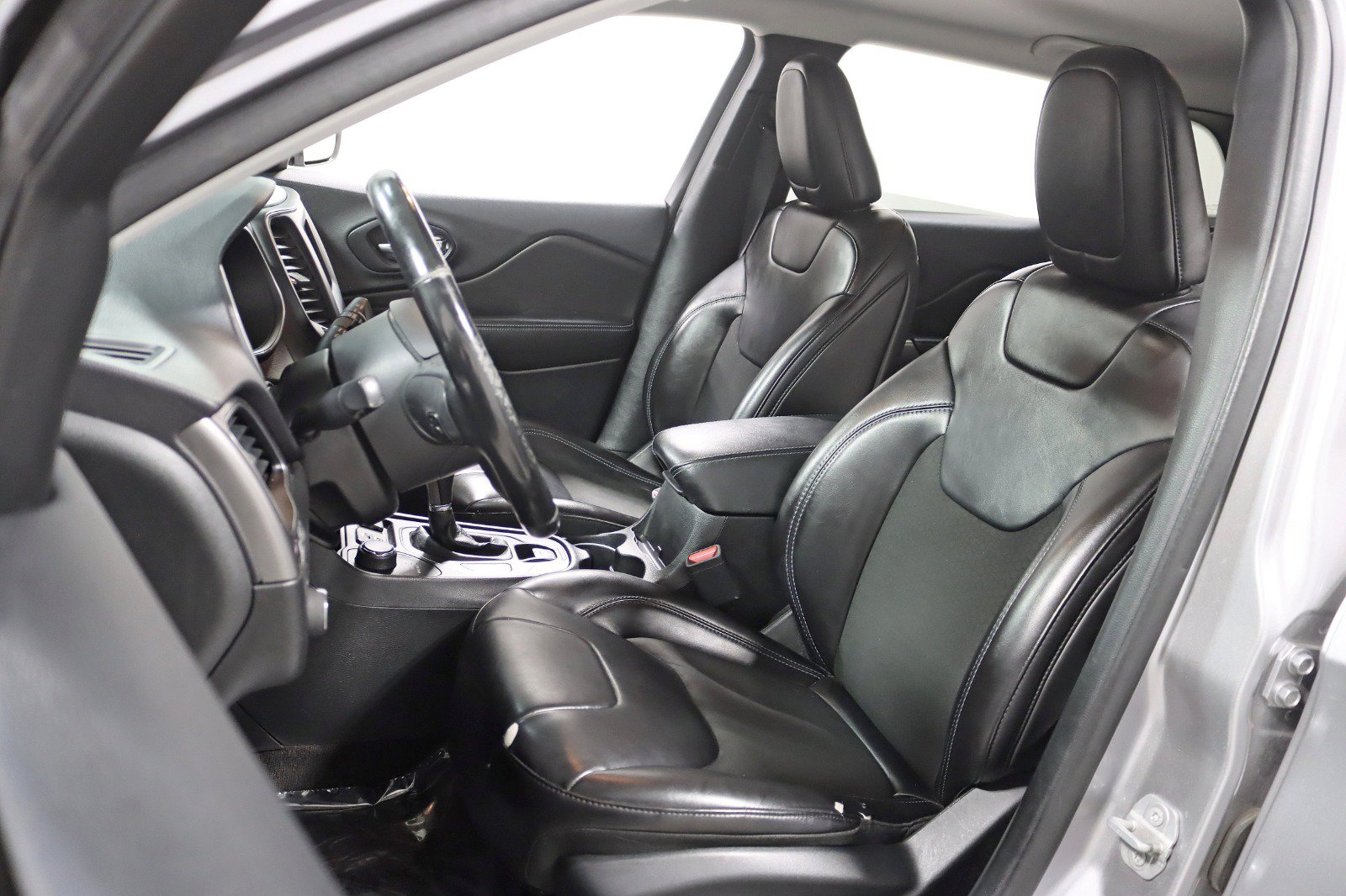 Used 2019 Jeep Cherokee Latitude Plus w/ Cold Weather Group AWD/4WD image 25