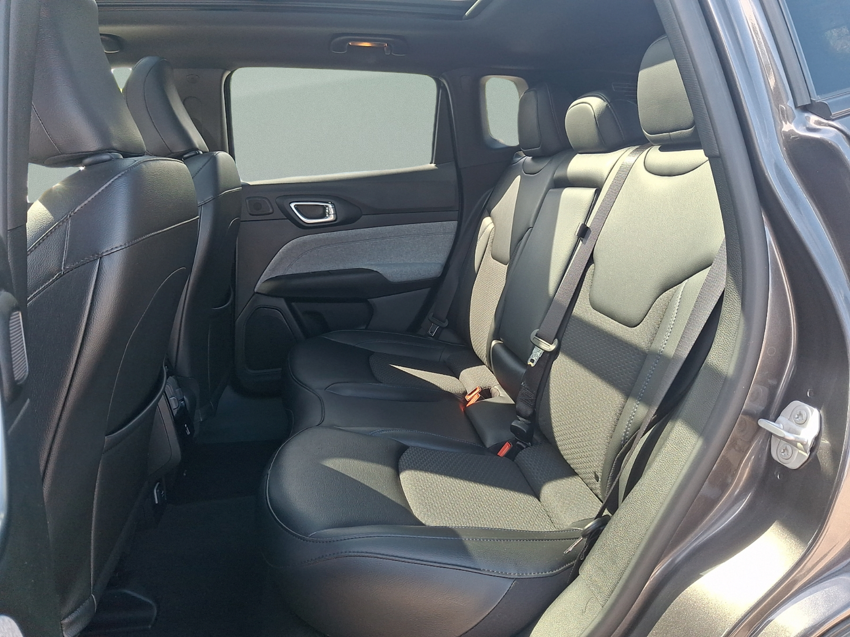 Certified 2023 Jeep Compass Latitude w/ Sun and Sound Group AWD/4WD image 8