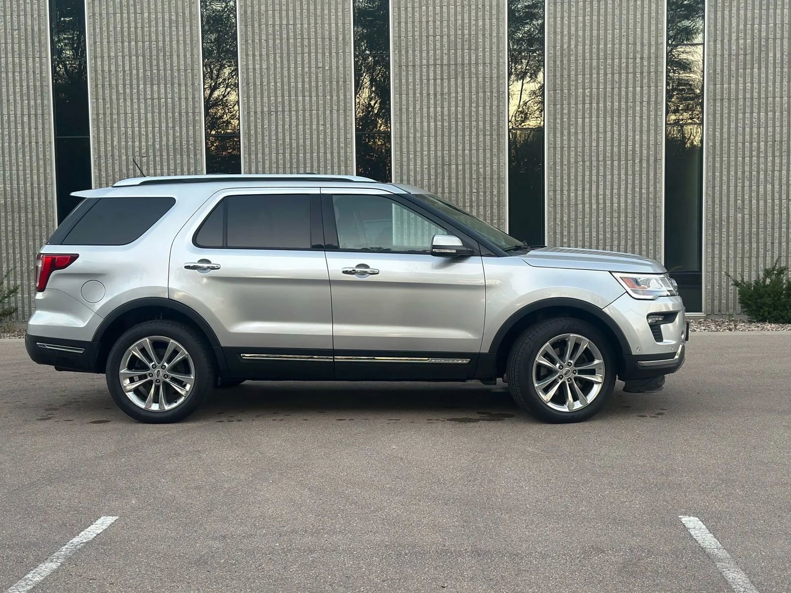 Used 2018 Ford Explorer Limited w/ Equipment Group 301A image 8