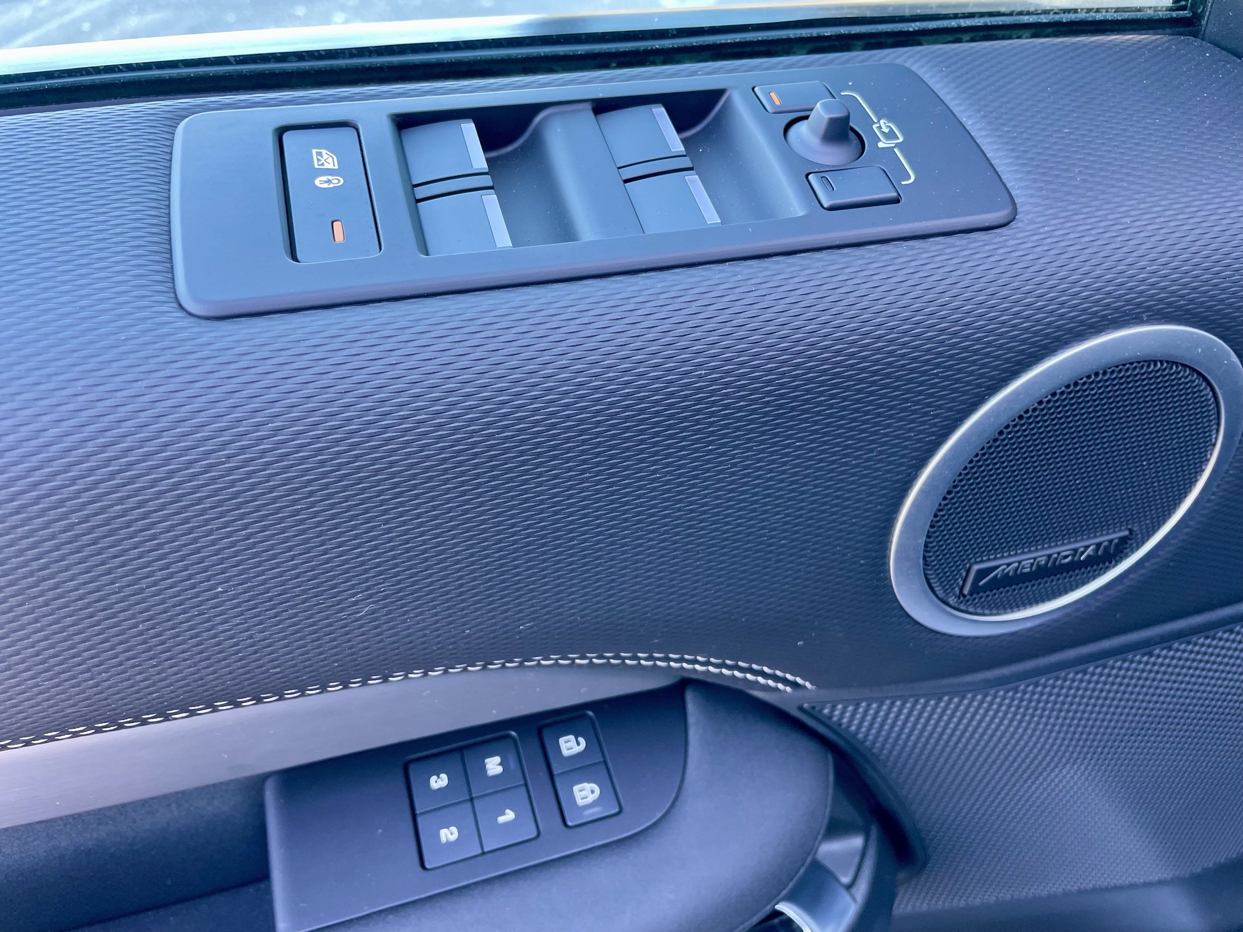 Certified 2024 Land Rover Discovery Dynamic SE image 11