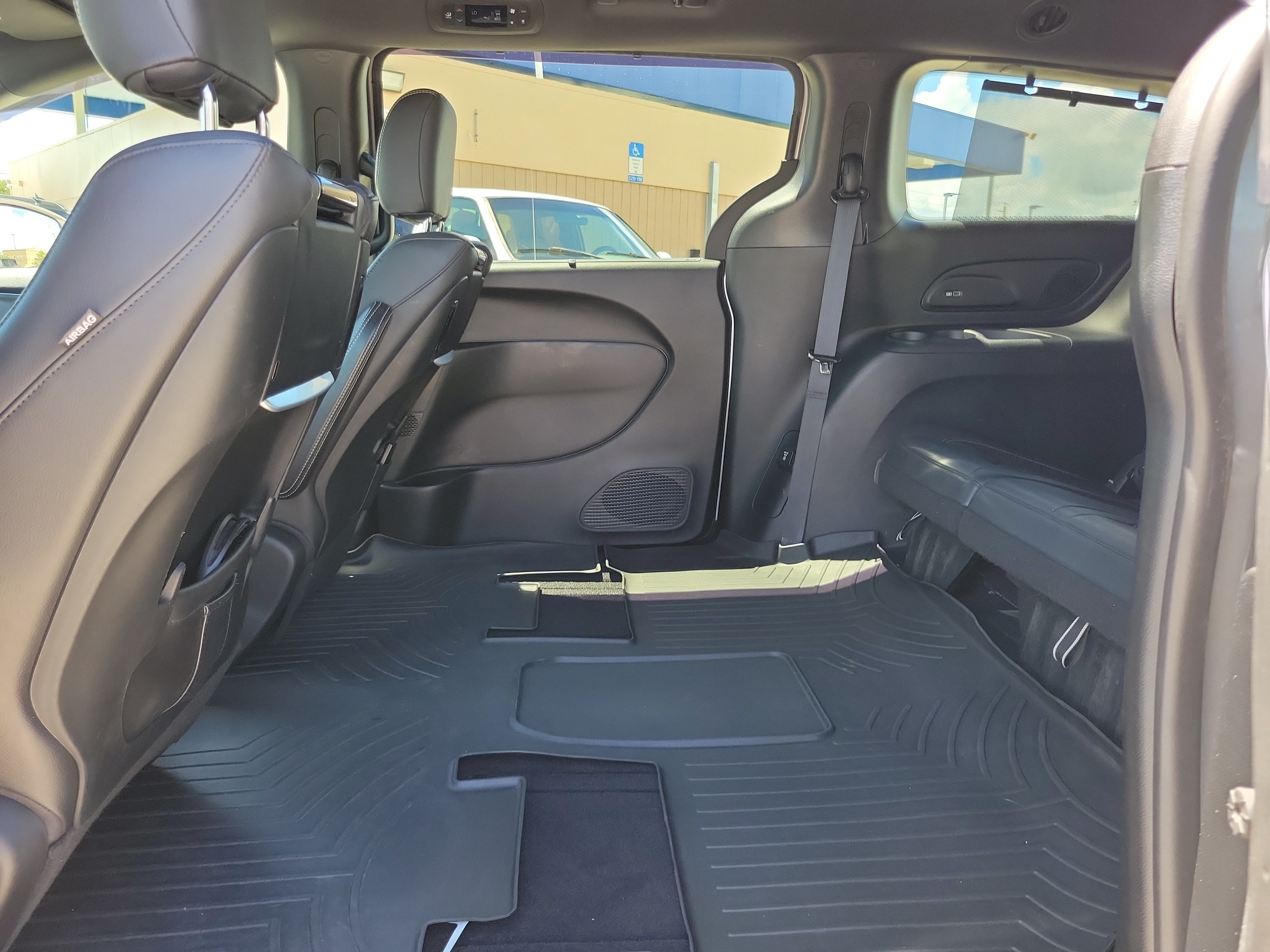 Used 2019 Chrysler Pacifica Touring-L Plus w/ Advanced Safetytec Group FWD image 8