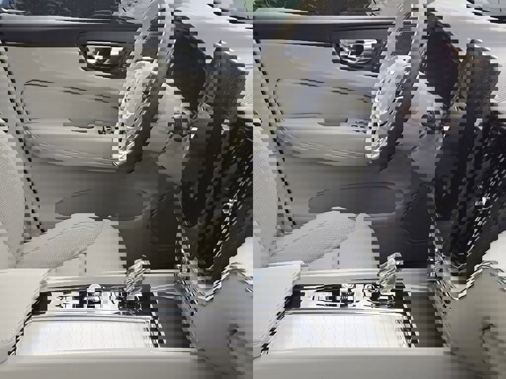 New 2026 Volvo XC60 T8 Ultra w/ Protection Package Premier image 9