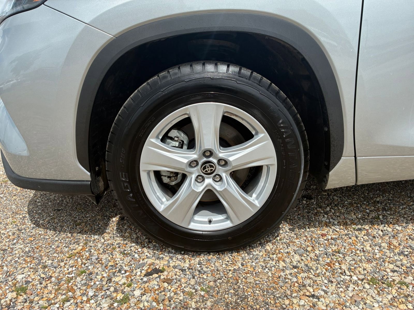 Used 2025 Toyota Highlander LE image 27