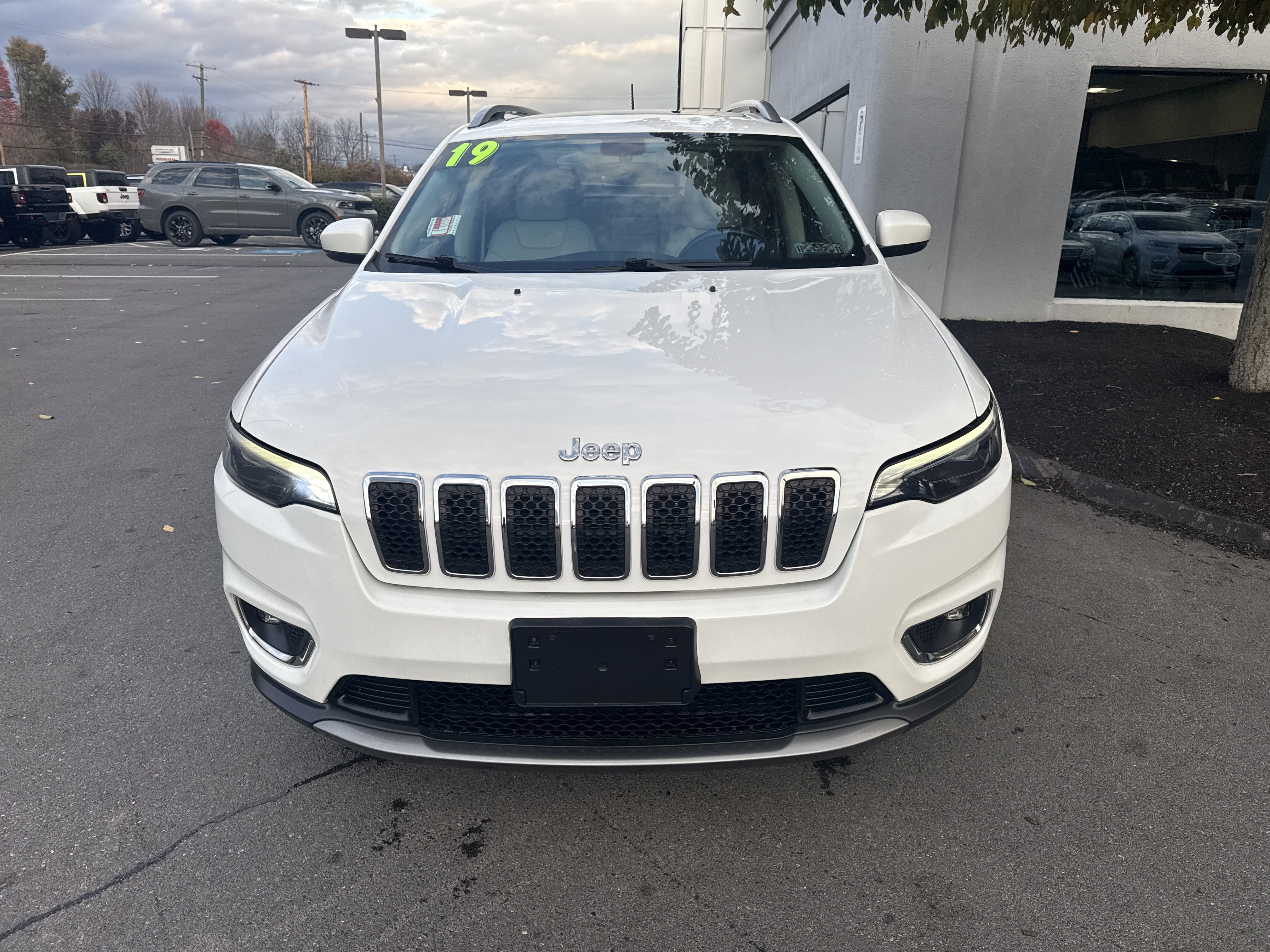 Used 2019 Jeep Cherokee Limited image 9