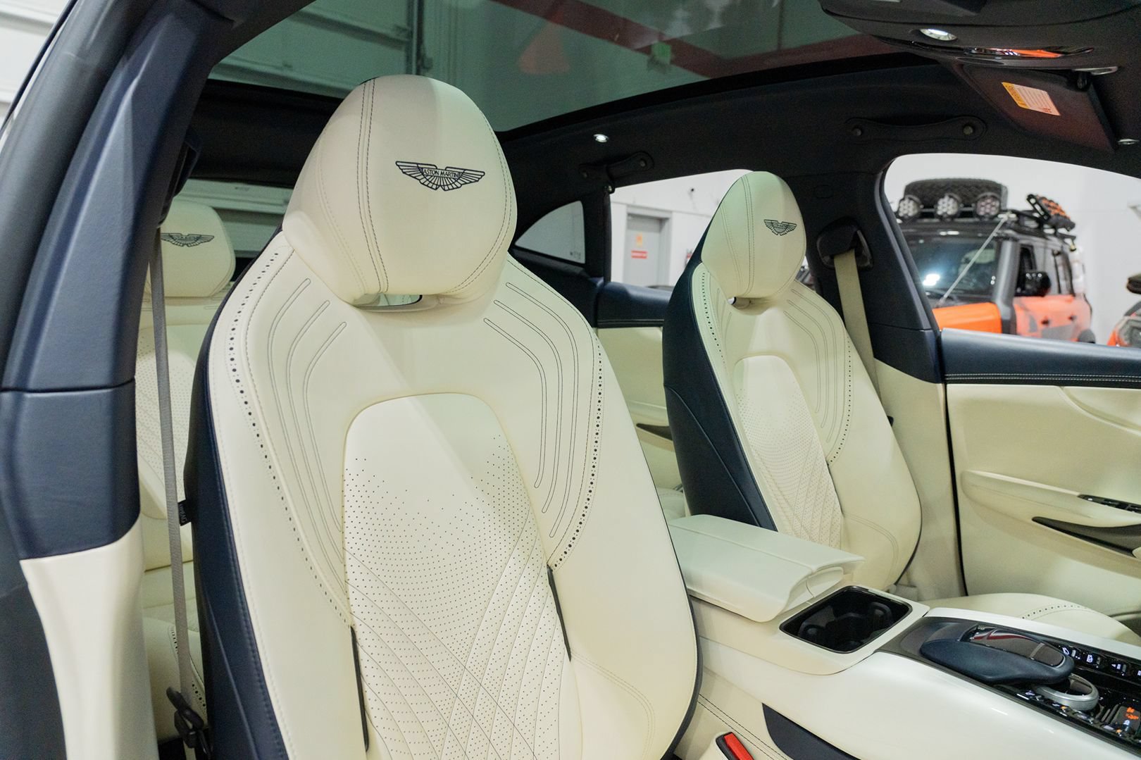 Used 2021 Aston Martin DBX AWD/4WD image 39