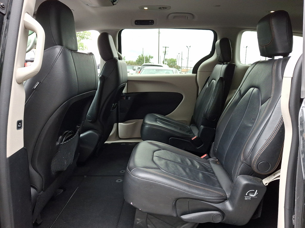 Used 2017 Chrysler Pacifica Touring-L FWD image 15