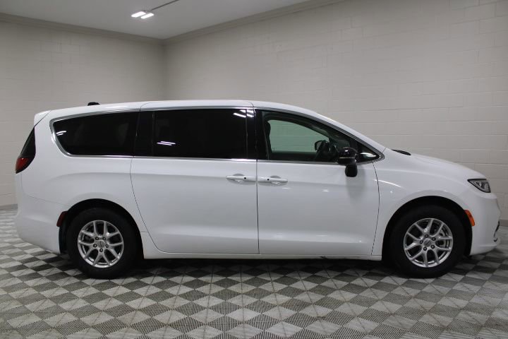Used 2024 Chrysler Pacifica Touring-L image 15
