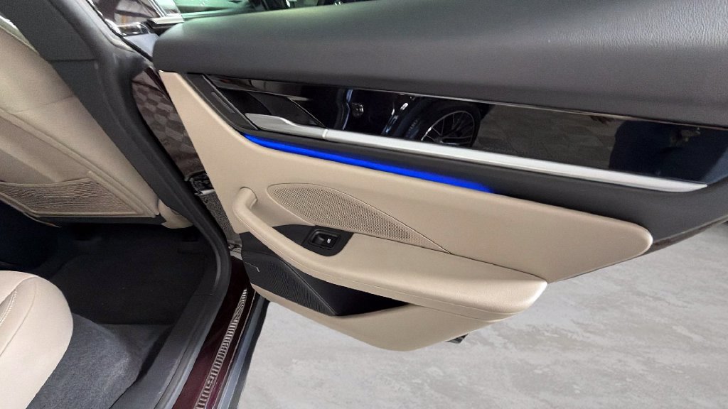 Used 2025 Porsche Macan Electric w/ Premium Package RWD image 34