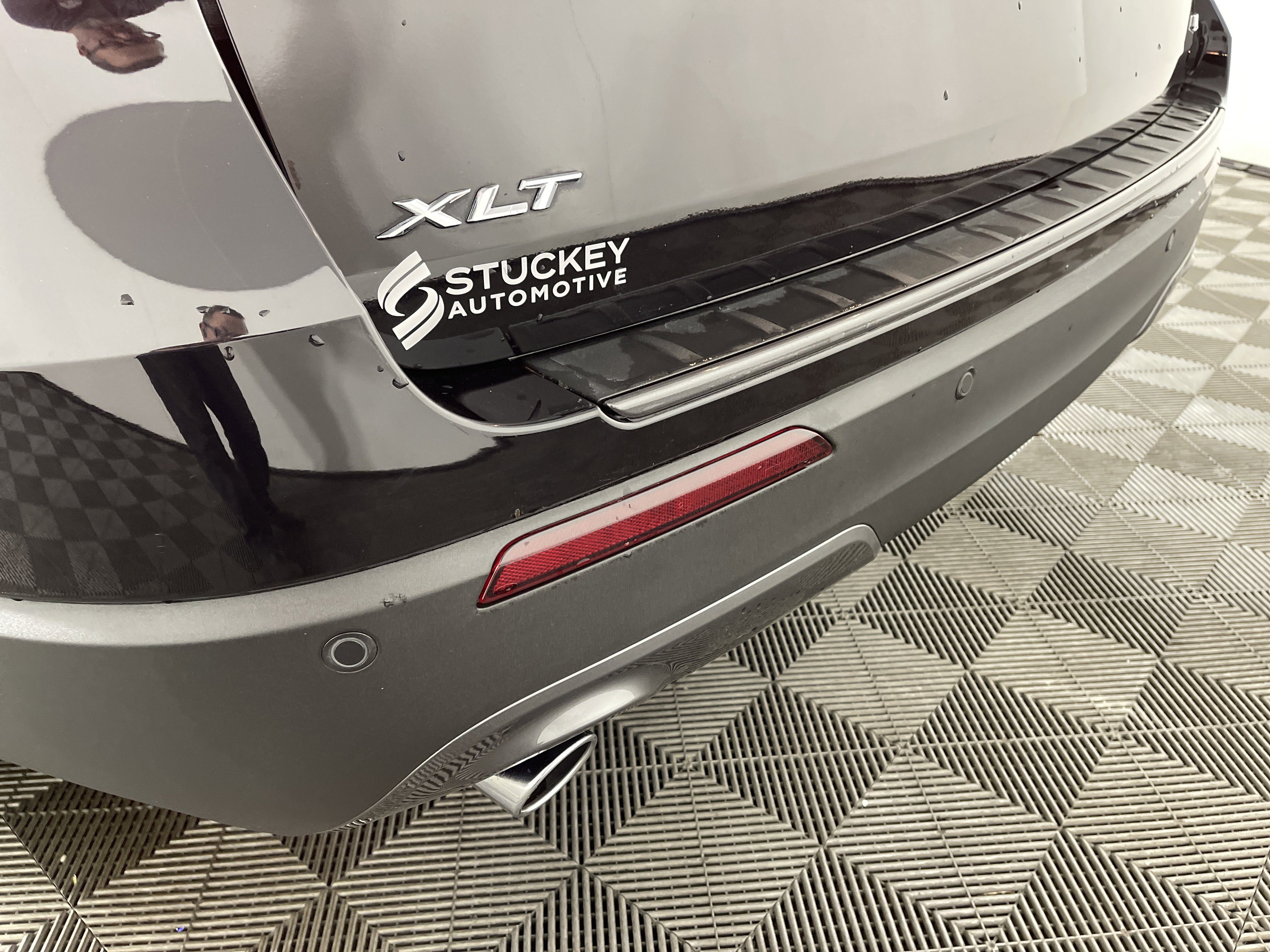 Used 2022 Ford Explorer XLT w/ Equipment Group 202A image 6