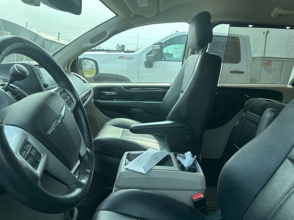 Used 2014 Chrysler Town & Country Touring-L w/ Driver Convenience Group FWD image 6