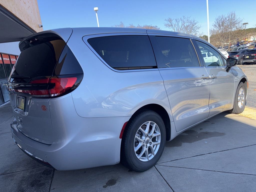 Used 2024 Chrysler Pacifica Touring-L FWD image 5
