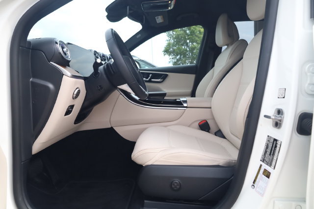 Used 2025 Mercedes-Benz GLC 300 image 16