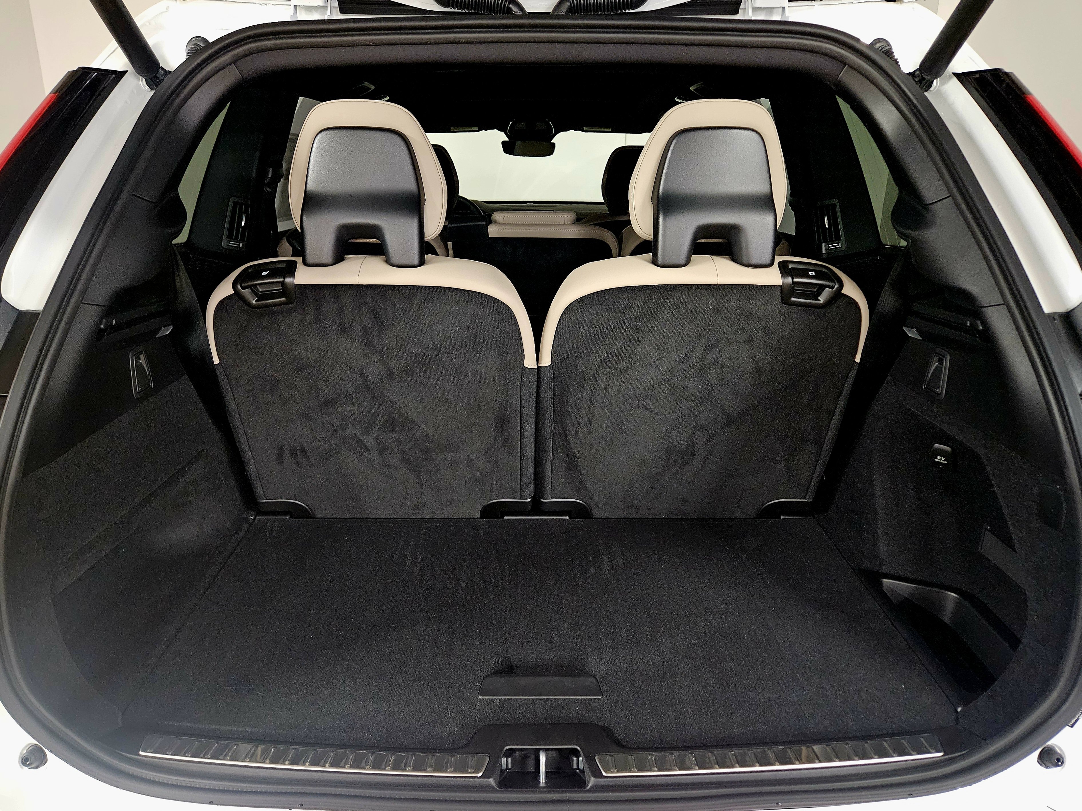 New 2026 Volvo XC90 B6 Plus w/ Protection Package Premier AWD/4WD image 18