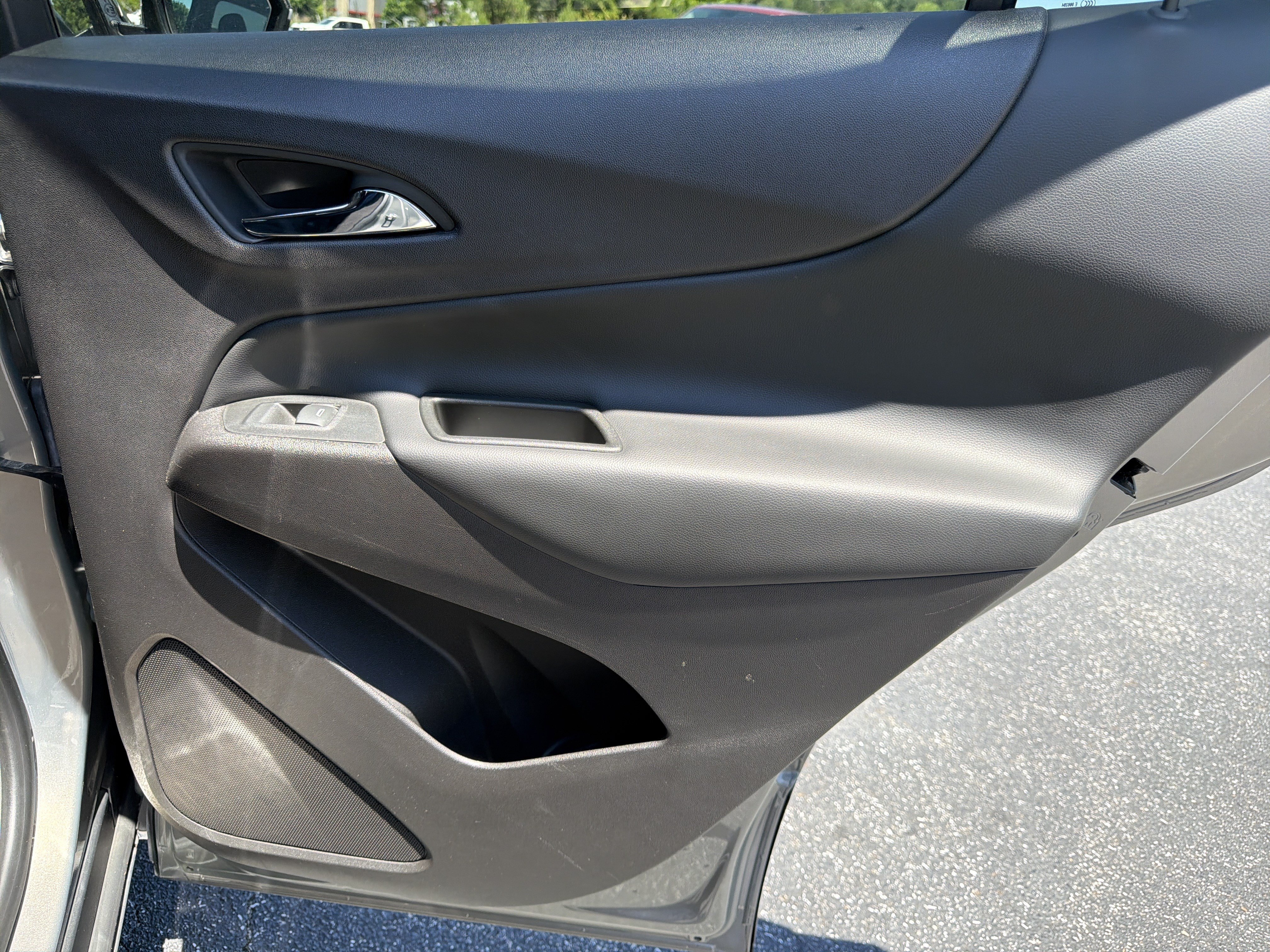 Used 2018 Chevrolet Equinox LT FWD image 16