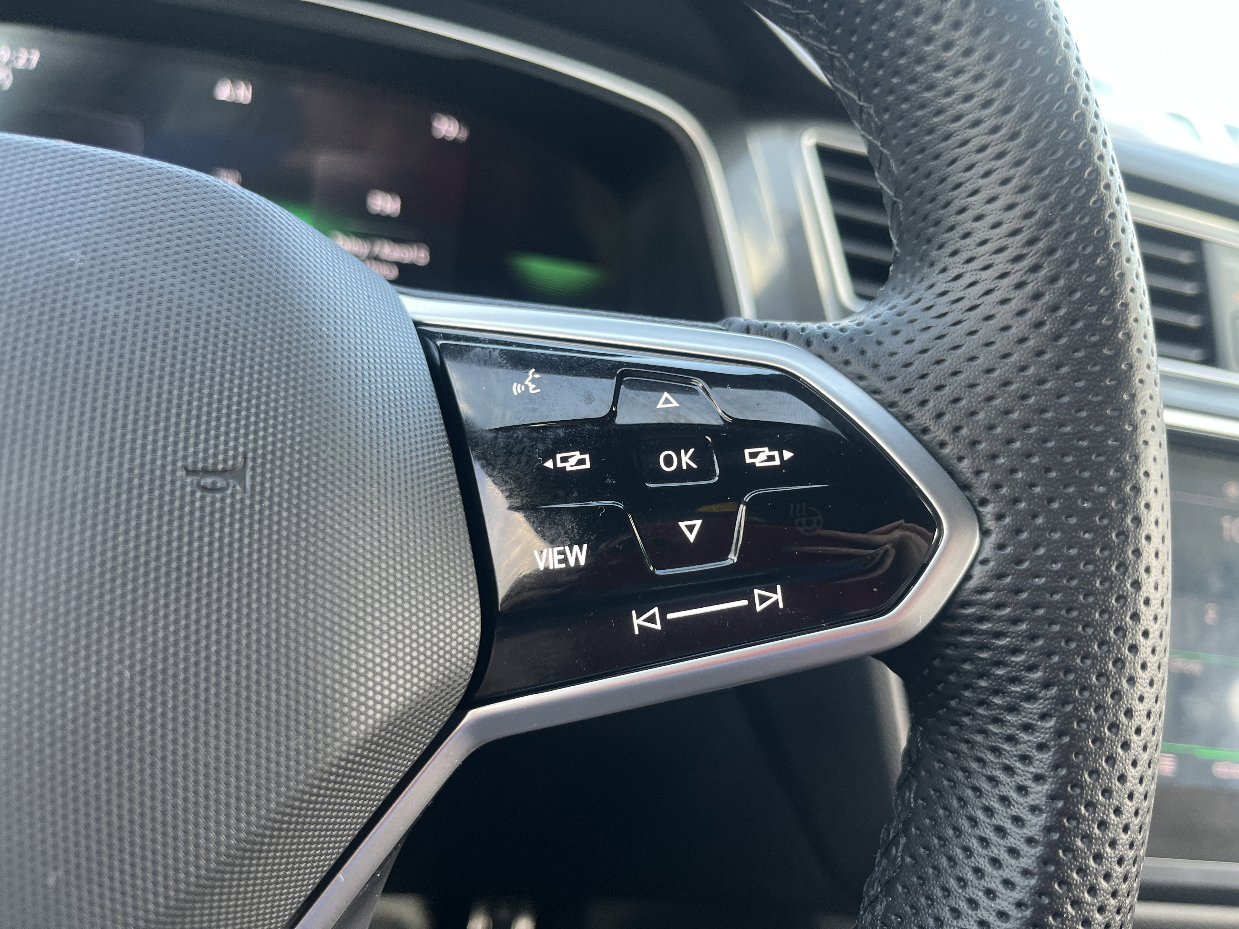 Used 2024 Volkswagen Tiguan SE R-Line image 20