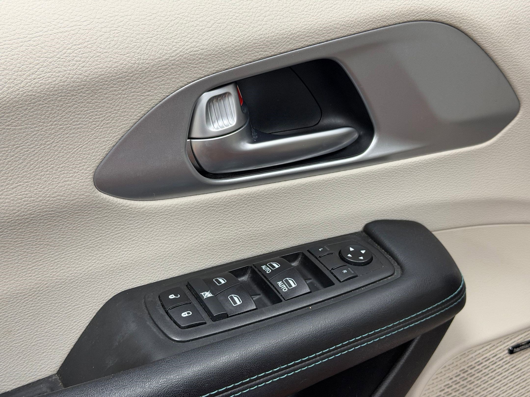 Used 2018 Chrysler Pacifica Limited w/ Advanced Safetytec Group image 17