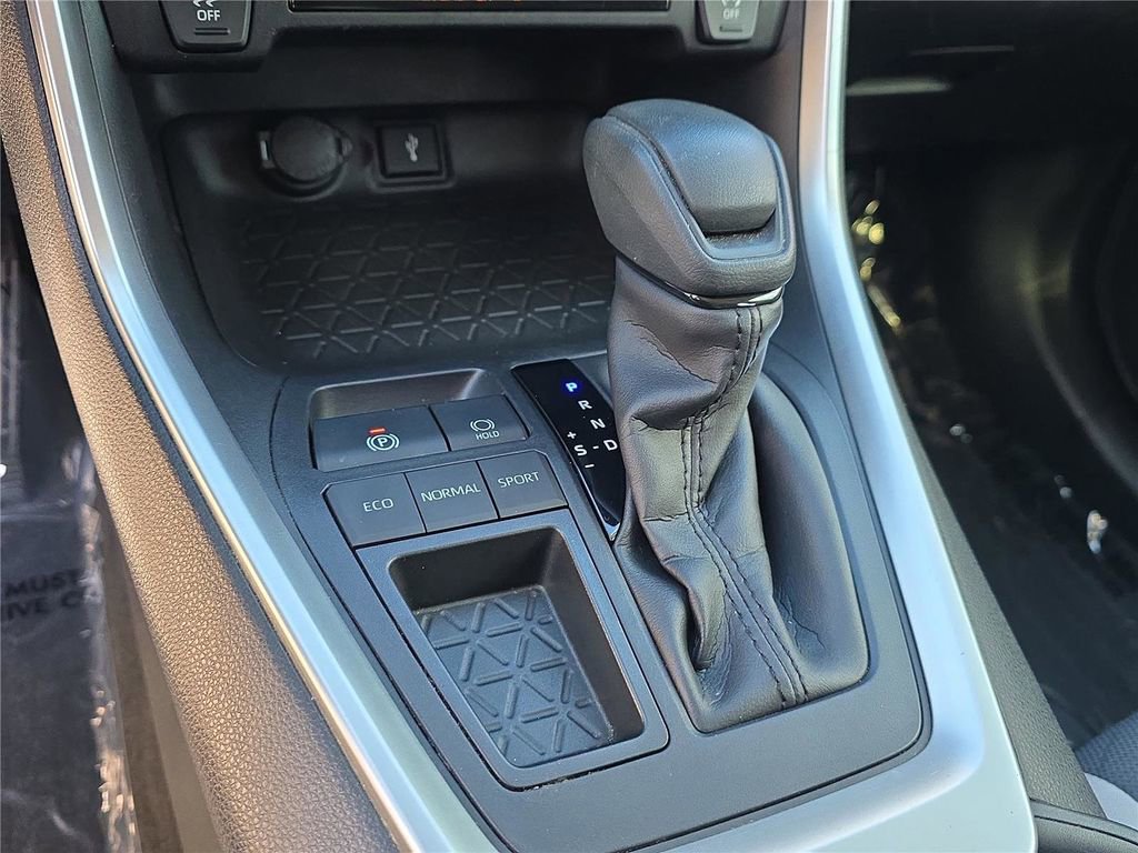 Used 2021 Toyota RAV4 XLE image 19