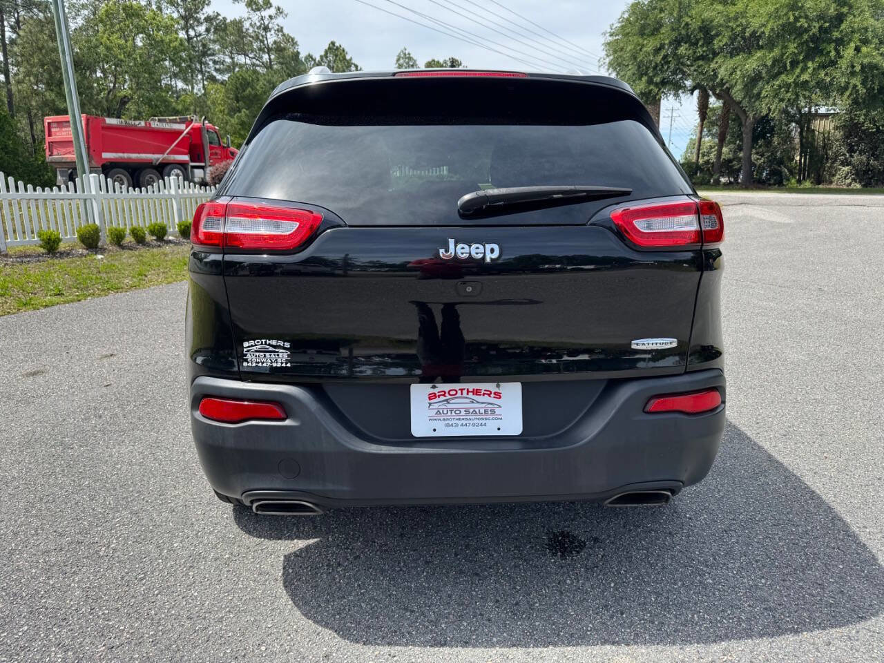 Used 2017 Jeep Cherokee Latitude w/ Comfort/Convenience Group FWD image 5