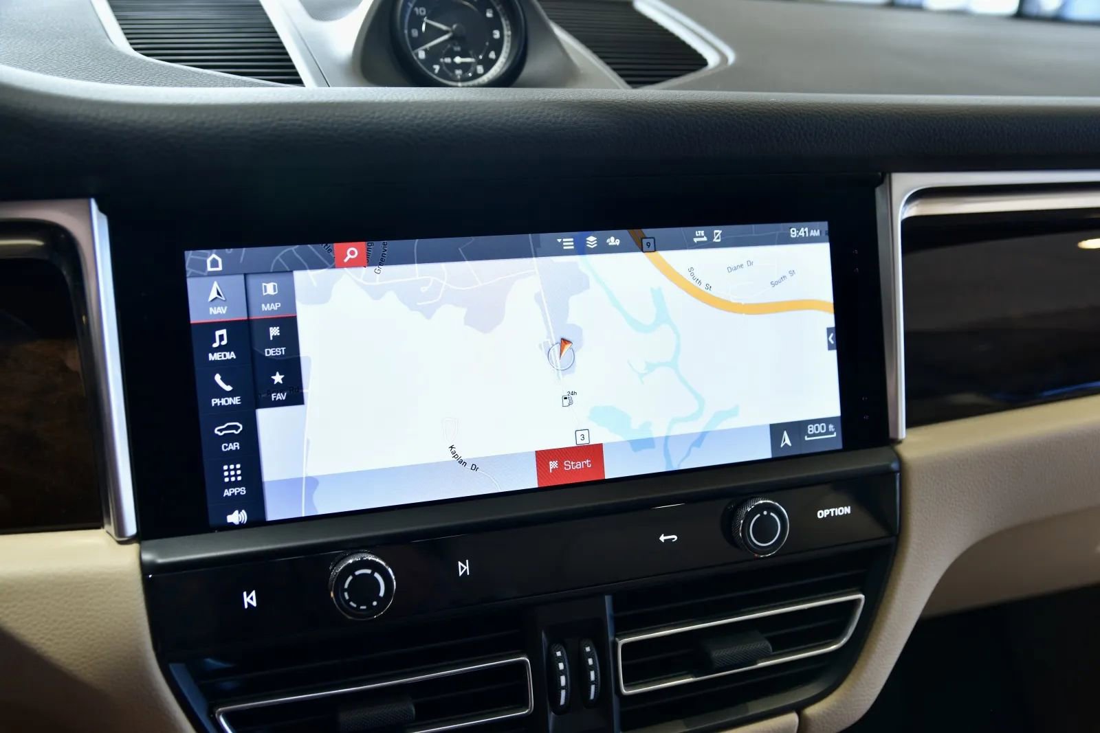 Used 2023 Porsche Macan image 16