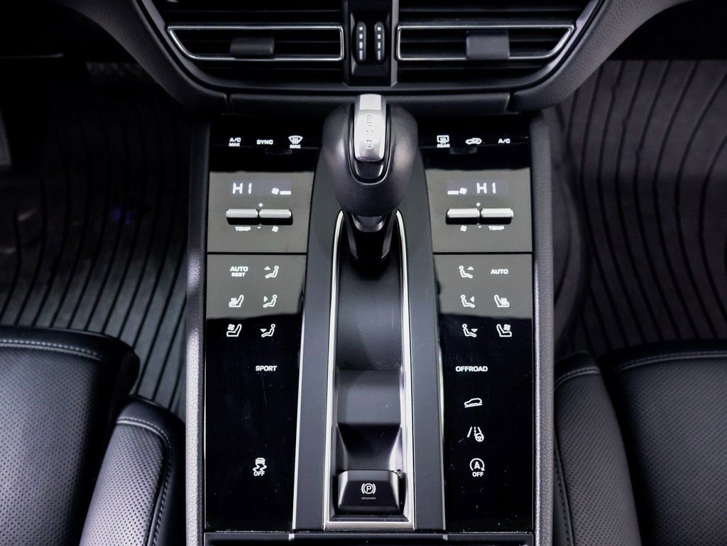 Certified 2025 Porsche Macan AWD/4WD image 19