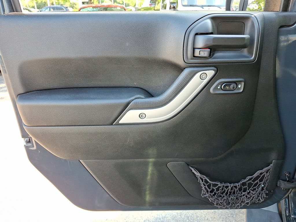 Used 2018 Jeep Wrangler Unlimited Sahara w/ Connectivity Group AWD/4WD image 12