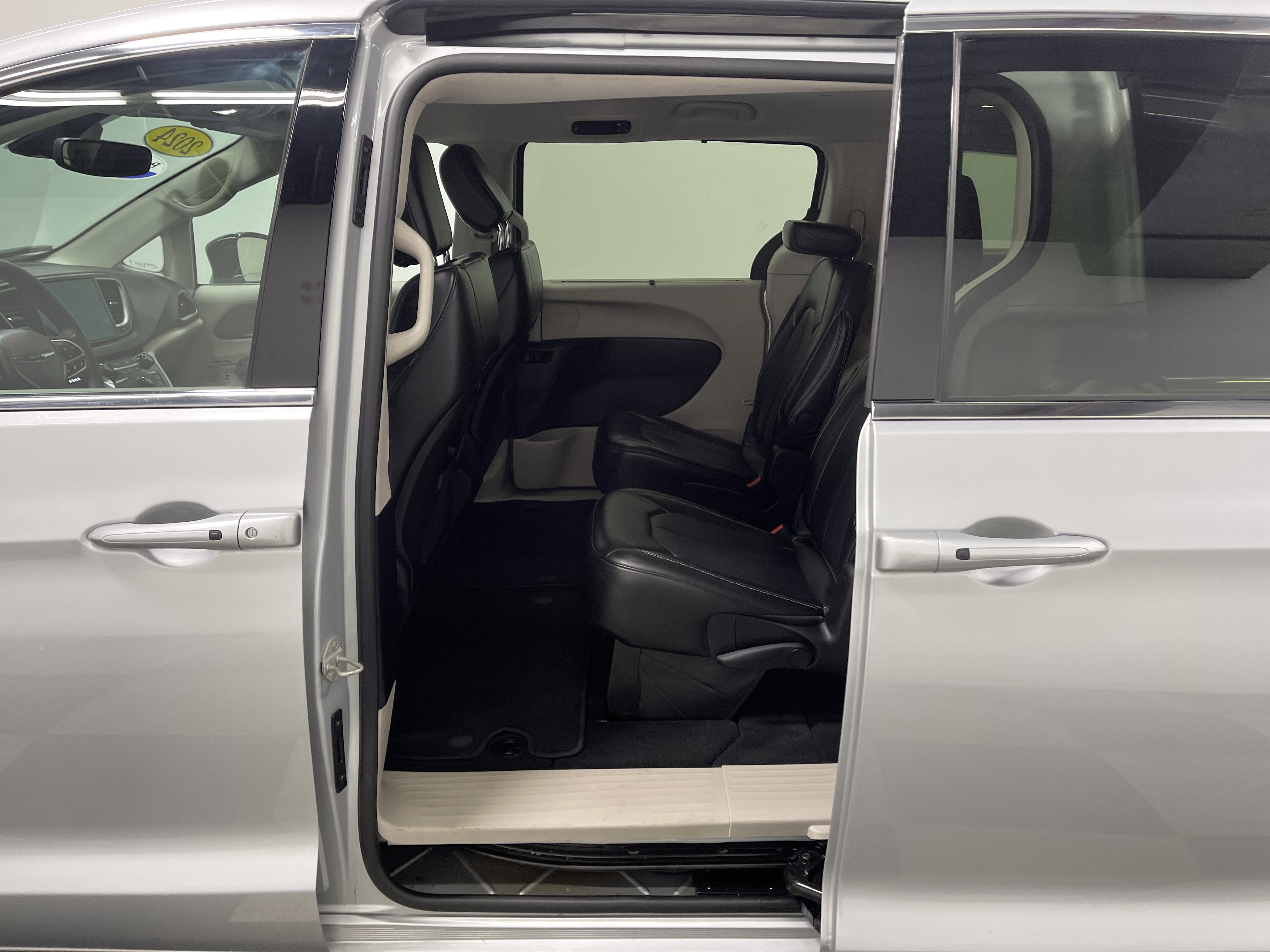 Used 2024 Chrysler Pacifica Touring-L image 13