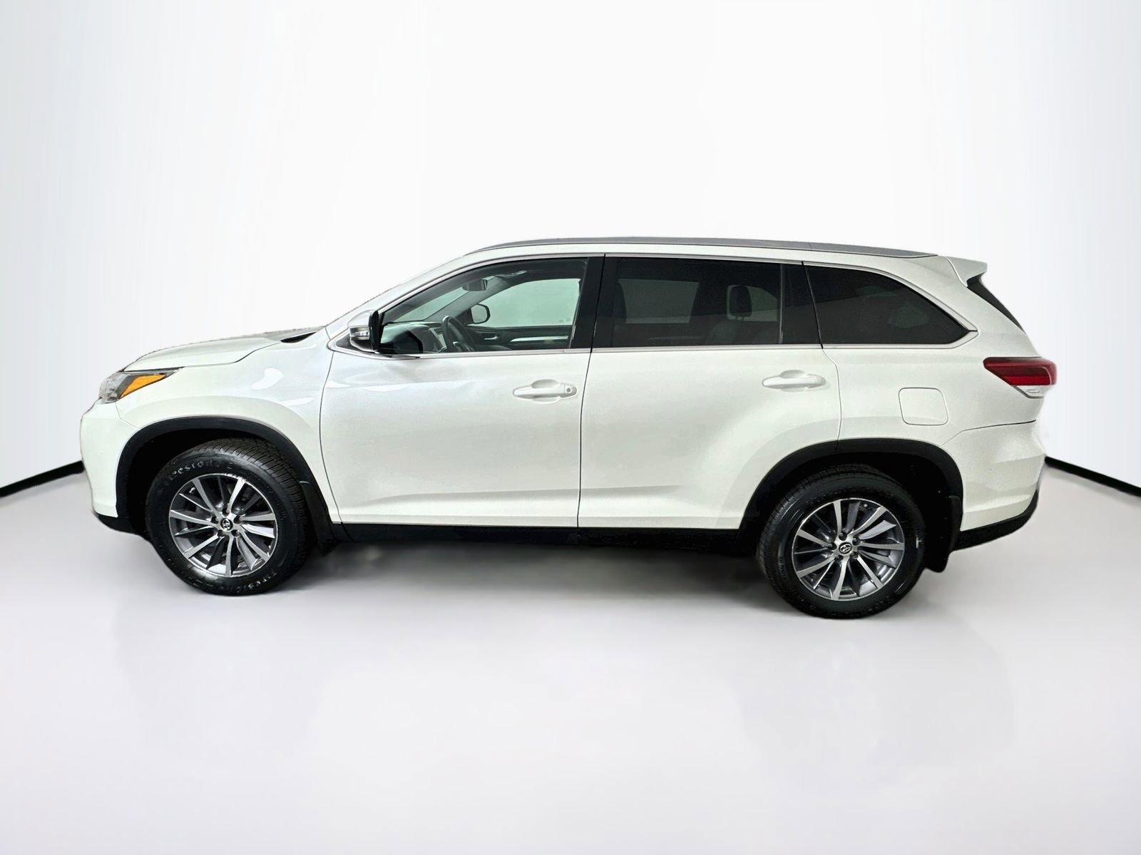 Used 2019 Toyota Highlander XLE AWD/4WD image 4