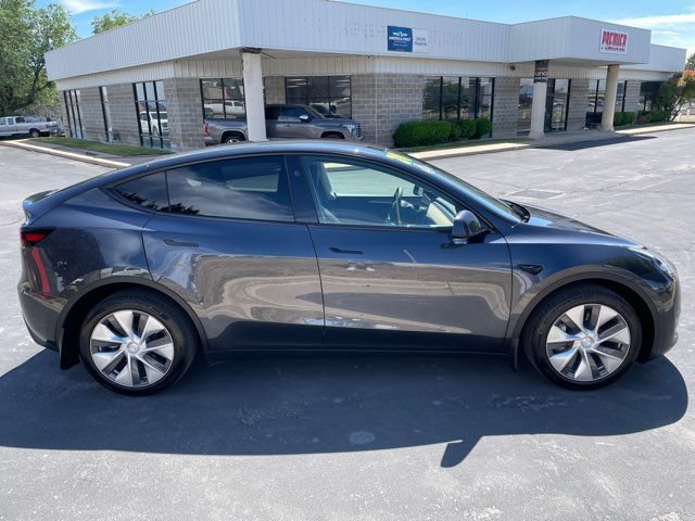 Used 2024 Tesla Model Y Long Range AWD/4WD image 3