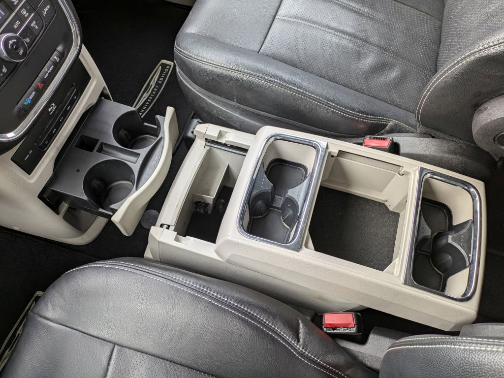 Used 2016 Chrysler Town & Country Touring-L image 23