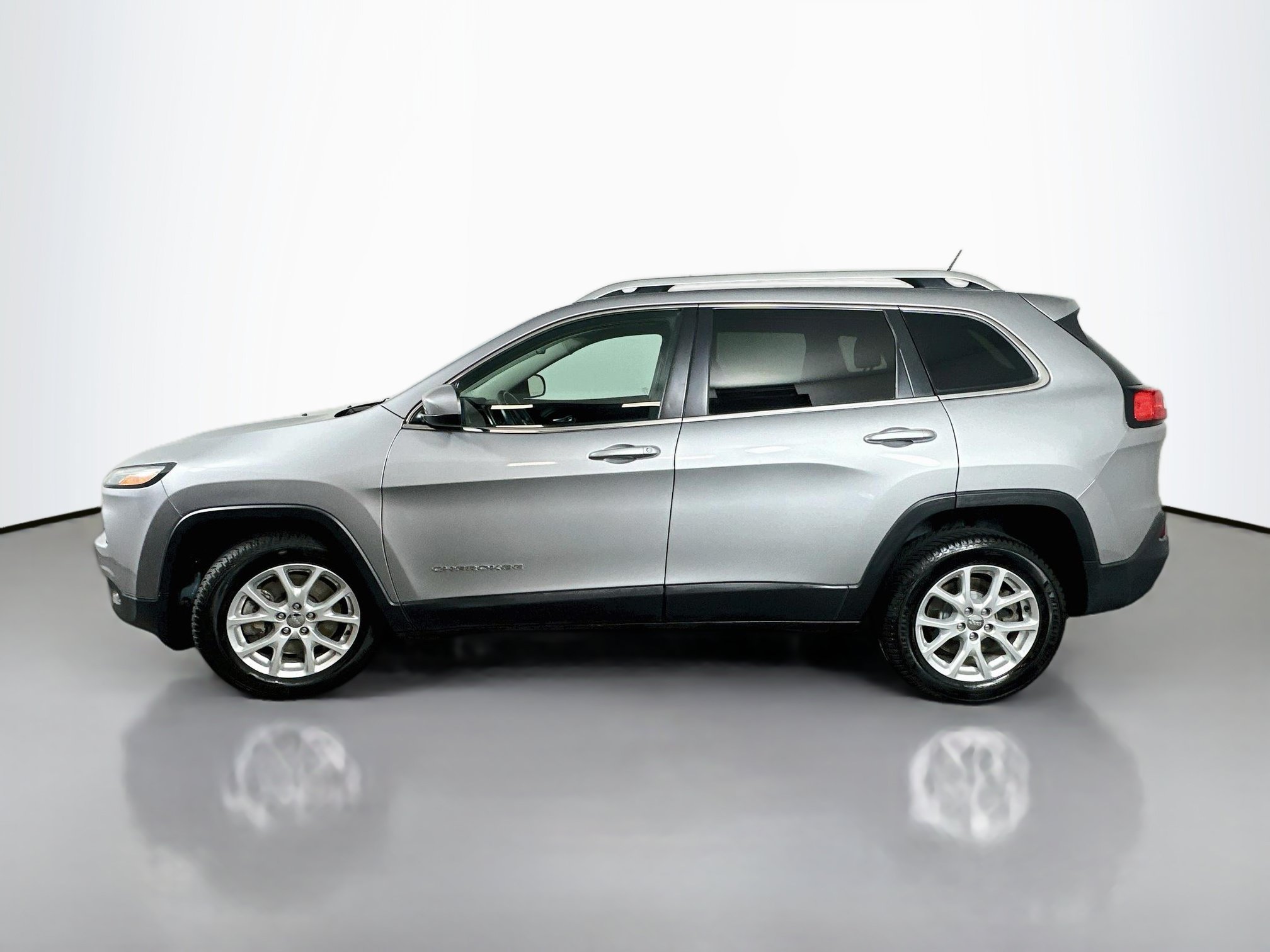 Used 2014 Jeep Cherokee Latitude w/ Cold Weather Group FWD image 4