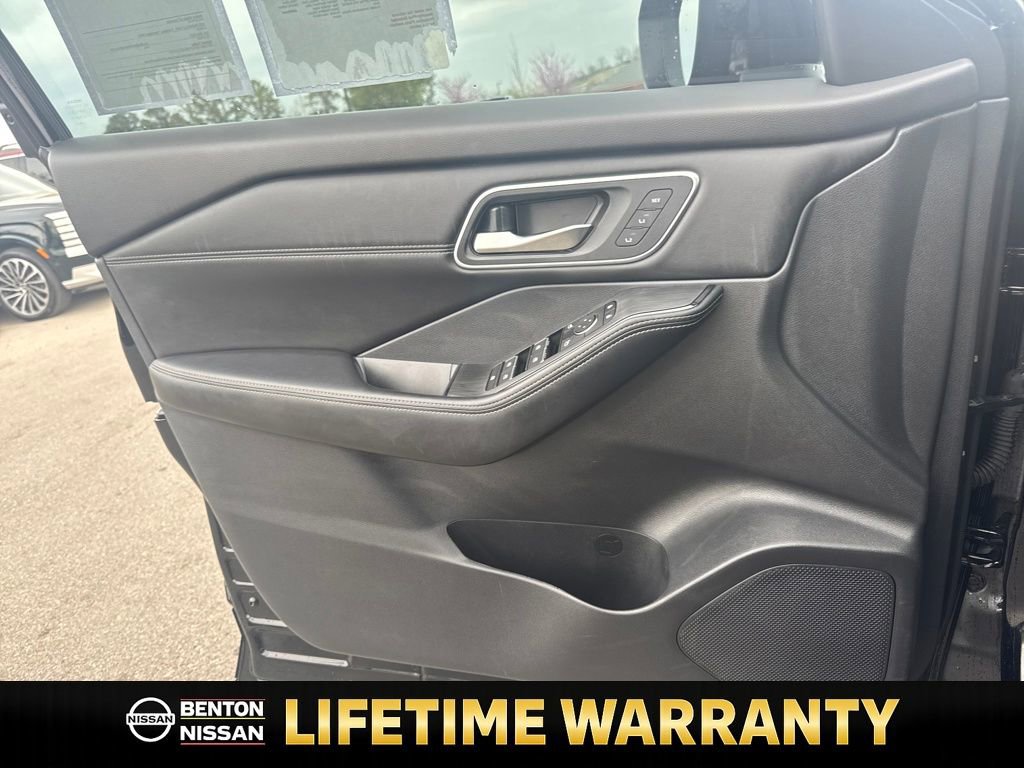 Certified 2024 Nissan Rogue Platinum w/ Platinum Premium Package image 11