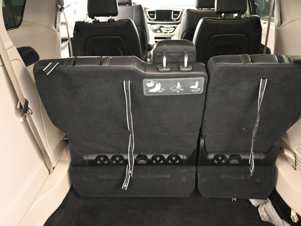 Used 2019 Chrysler Pacifica Touring-L image 15